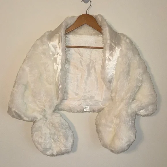 Faux Fur Shawl Wrap Fall/Winter Bridal Shrug - Picture 2 of 9
